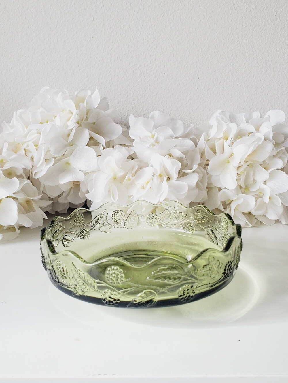 Vintage Elegant Mid-Century Green Glass Floral & Leaf Serving Bowl GUC